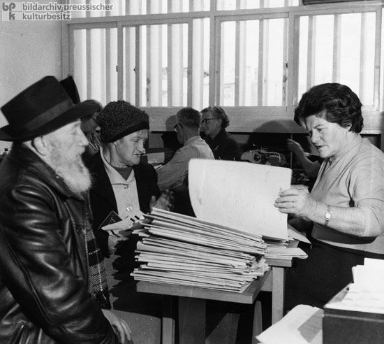 Im Büro der URO (United Restitution Organization) Tel Aviv werden deutsch-jüdische Emigranten in Entschädigungsfragen beraten (20. Februar 1966)